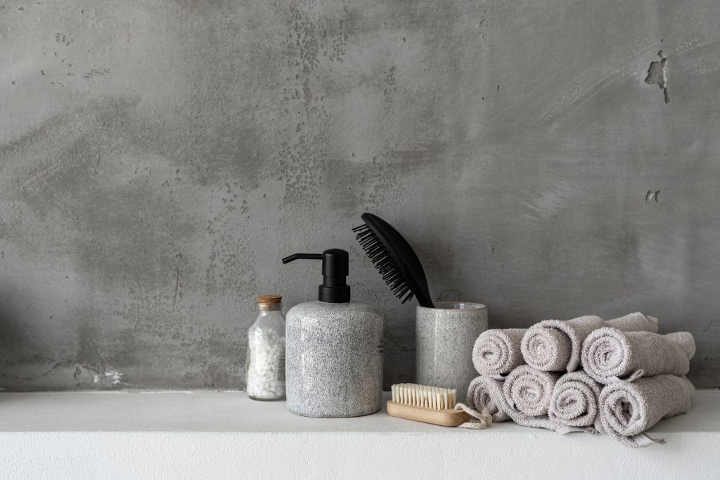 Modernes Design im Badezimmer Moderne, puristische Badezimmer Accessoires in Grau.