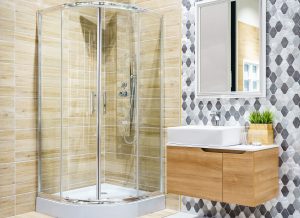 Runde dusche in einem Badezimer Holzverkleidung und Fliesen