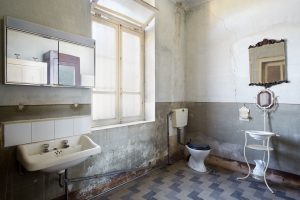 Altes sanierungsbedürftiges Badezimmer
