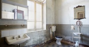 Altes sanierungsbedürftiges Badezimmer