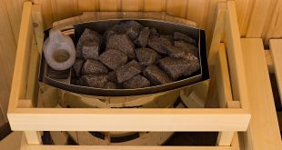 Lava Steine in Holzkonstruktion als Sauna Ofen