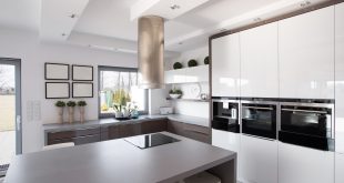 Moderne minimalistische Küche in weiß