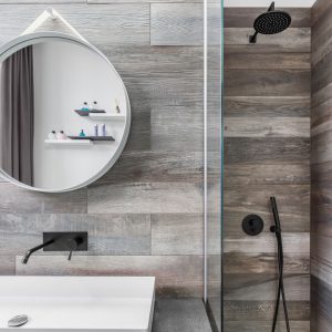 Modernes Bad mit Dusche und Spiegel