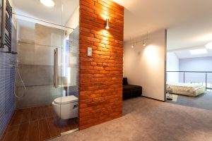 Modernes Bad mit beleuchteter Steinmauer