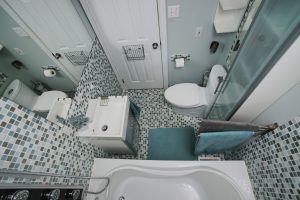 Kleines Bad mit blau weißen Mosaik Fliesen