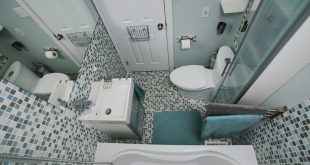 Kleines Bad mit blau weißen Mosaik Fliesen