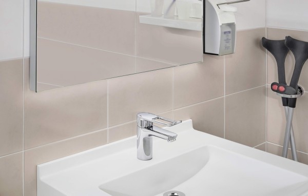 Hansa Waschtischarmatur HANSACLINICA 4501 CU-Rohr Zugst.Ablgarn. Bügelh. Ausld.114