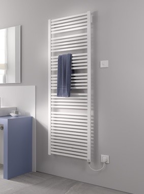 Kermi Badheizkörper Geneo quadris-E BH814x32x596mm max.P400, glanzslb, FKS re. weiß,Schuko, GQE10080